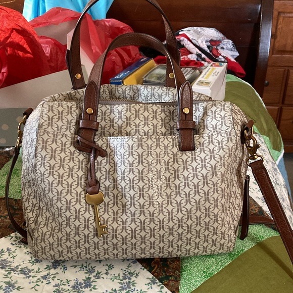 Like new Fossil zippered bag with crossbody strap. - Picture 2 of 4